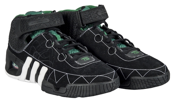 2008-2009 Kevin Garnett Game Used Boston Celtics Sneakers (MEARS)
